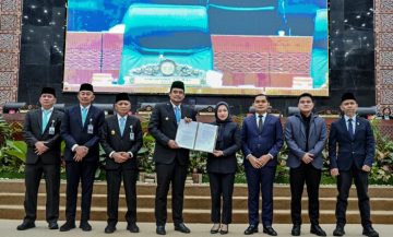 Gubernur Sumatera Utara (Sumut) Muhammad Bobby Afif Nasution menghadiri Rapat Paripurna DPRD Sumut dengan agenda pengambilan keputusan terhadap Rancangan Peraturan Daerah (Ranperda) tentang Perubahan Bentuk Hukum PT Dhirga Surya menjadi Perseroda Dhirga Surya, di Gedung DPRD Sumut, Jalan Imam Bonjol Medan, Kamis (25/6/2026).
