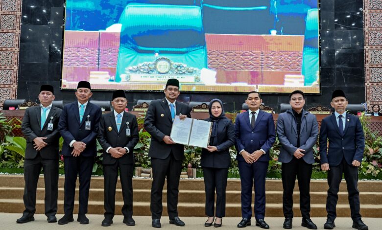 Gubernur Sumatera Utara (Sumut) Muhammad Bobby Afif Nasution menghadiri Rapat Paripurna DPRD Sumut dengan agenda pengambilan keputusan terhadap Rancangan Peraturan Daerah (Ranperda) tentang Perubahan Bentuk Hukum PT Dhirga Surya menjadi Perseroda Dhirga Surya, di Gedung DPRD Sumut, Jalan Imam Bonjol Medan, Kamis (25/6/2026).